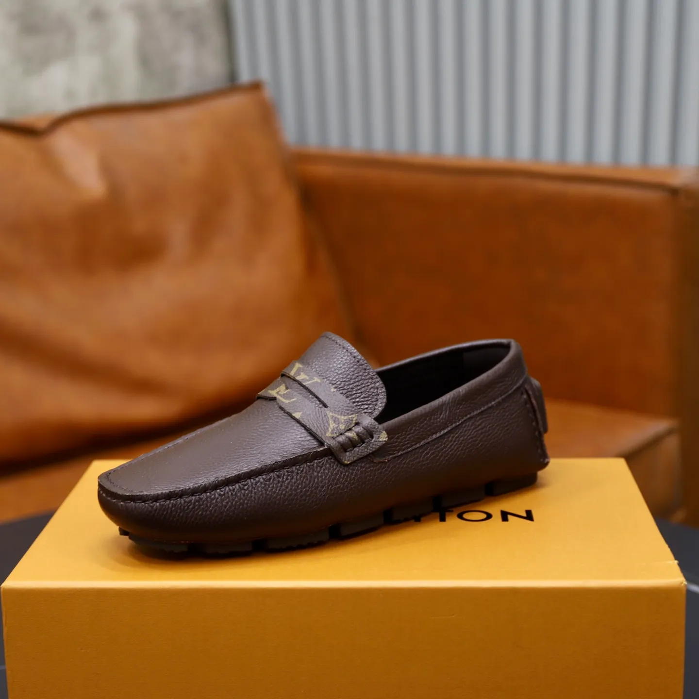 Ex-factory price: 460💰【LV】Louis Vuitton ⚠️High-end men’s driving and pedal series ⚠️38-44 (customized for 45) ⚠️All original cowhide leather! Thick and soft! Made entirely of calfskin lining! Rubber sheet anti-slip beanie sole! Three-dimensional package technology! Fashionable and classic! Handicrafts! Original high quality! Feel free to compare!